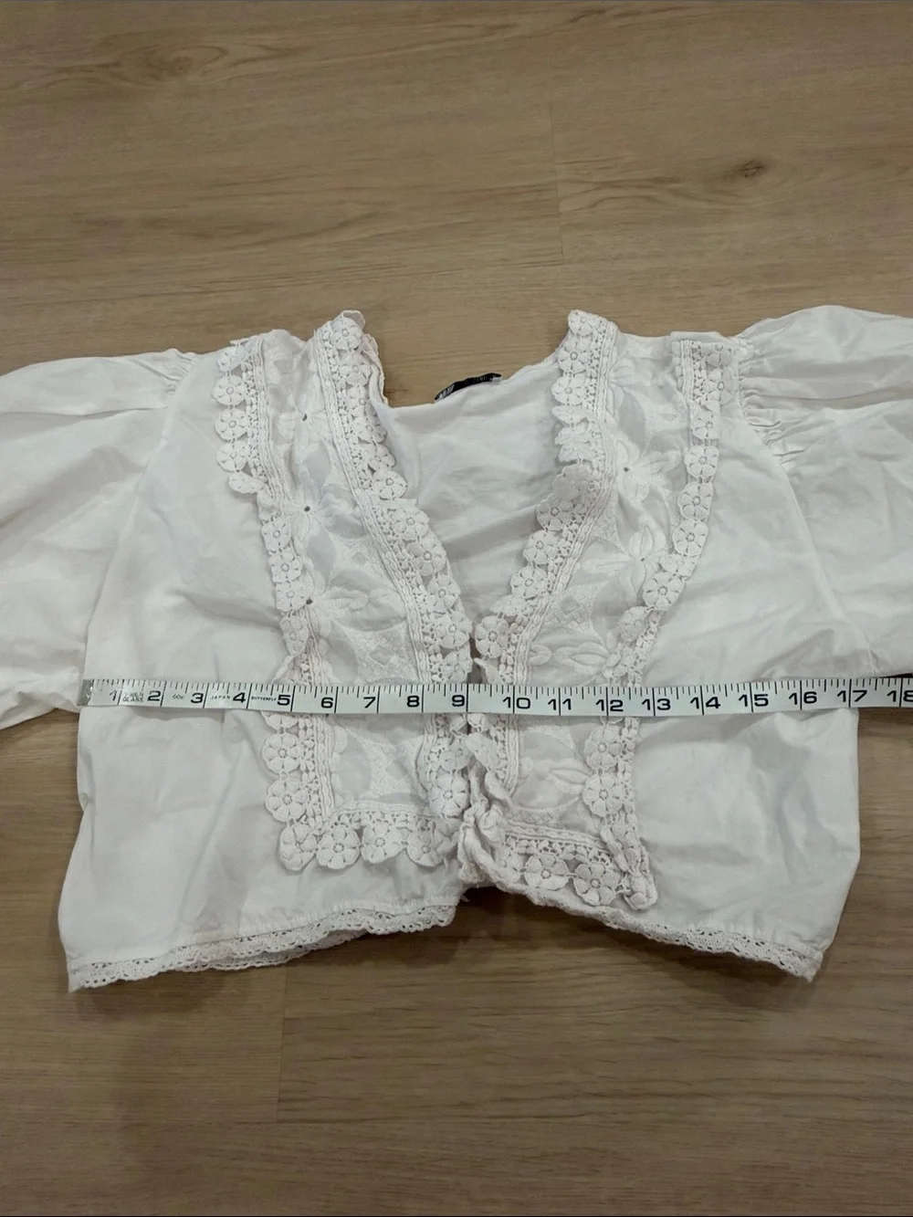 Zara small White Cropped Eyelet Lace Blouse